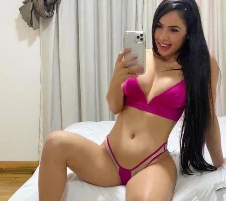 Cantora de forró comemora está com Covid e atrai com fotos sensuais