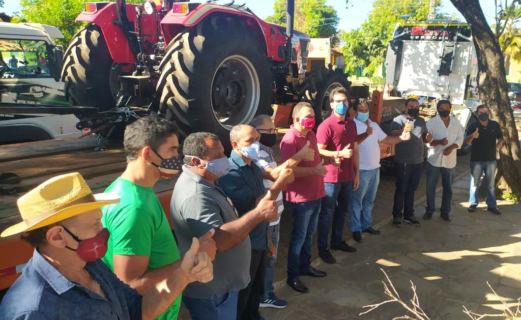 Prefeito Zé Carlos entrega trator zero KM para os agricultores de Jatobá do Piauí - Imagem 1