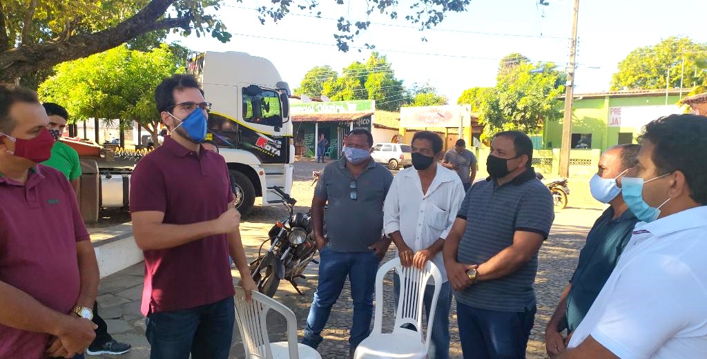 Prefeito Zé Carlos entrega trator zero KM para os agricultores de Jatobá do Piauí - Imagem 3