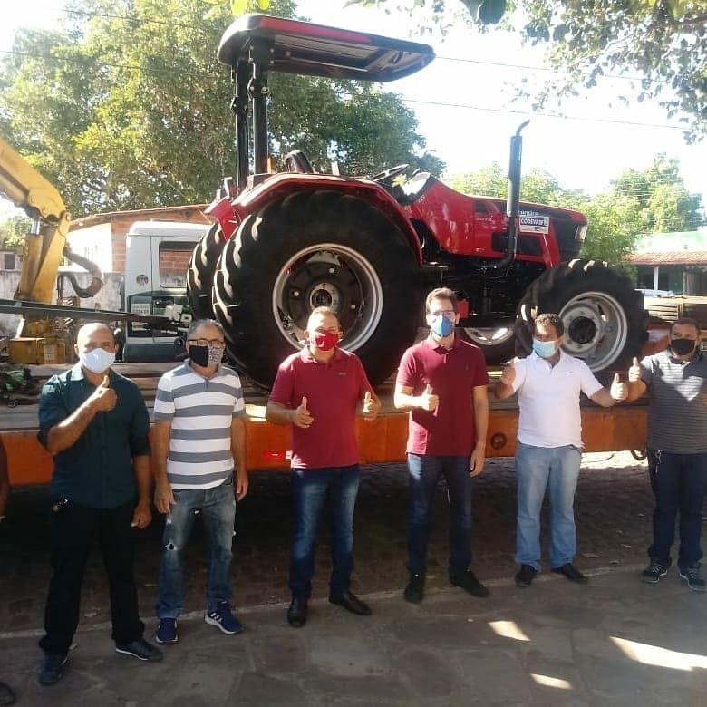 Prefeito Zé Carlos entrega trator zero KM para os agricultores de Jatobá do Piauí