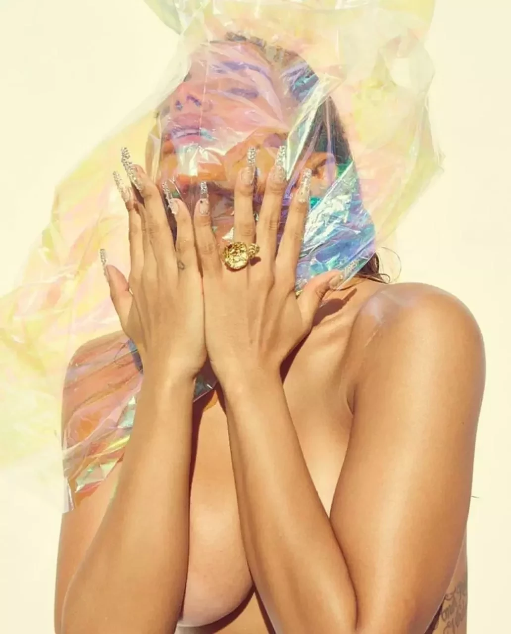 Anitta posta nudes enrolada em papel celofane e causa alvoroço; fotos - imagem 24789