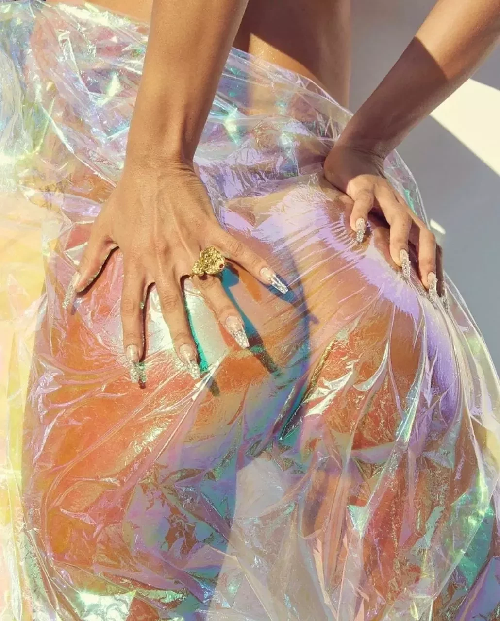 Anitta posta nudes enrolada em papel celofane e causa alvoroço; fotos - imagem 24790