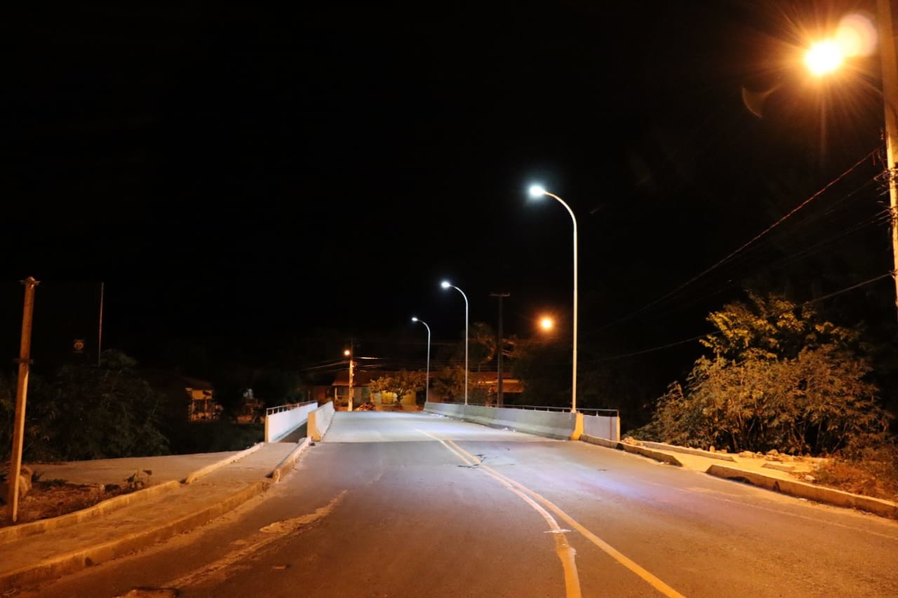 Prefeitura de Monsenhor Gil ilumina ponte de acesso ao centro do município