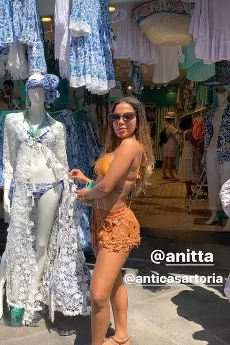 Anitta faz parceria com grifes e usa looks de R$ 100 mil na Itália - imagem 24860