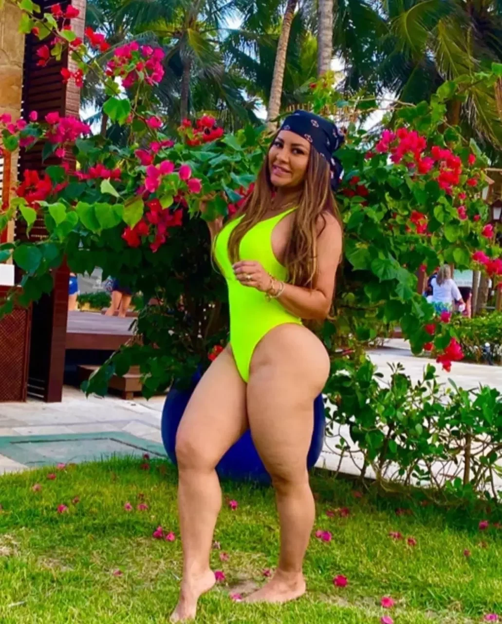 Márcia Fellipe posa de maiô cavado e exibe bumbum gigante; fotos - imagem 24955