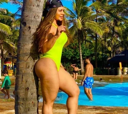 Márcia Fellipe posa de maiô cavado e exibe bumbum gigante; fotos