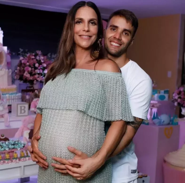 Saiba quem são os famosos que se casaram com seus fãs desconhecidos - imagem 25140