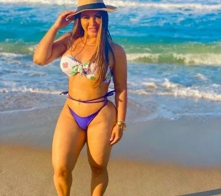 Márcia Fellipe esbanja corpo escultural usando micro biquíni; fotos