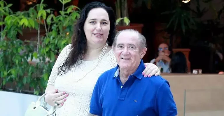 Saiba quem são os famosos que se casaram com seus fãs desconhecidos - imagem 25153