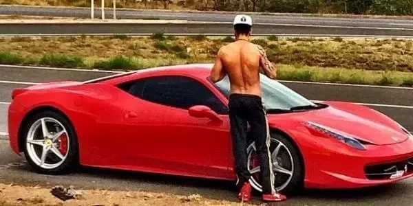 Conheça os famosos que vivem uma vida de luxo que é de cair o queixo  - imagem 25327