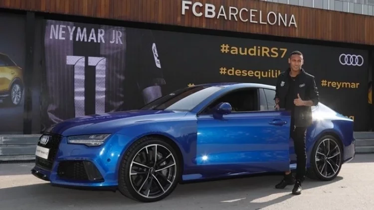 Conheça os famosos que vivem uma vida de luxo que é de cair o queixo  - imagem 25329