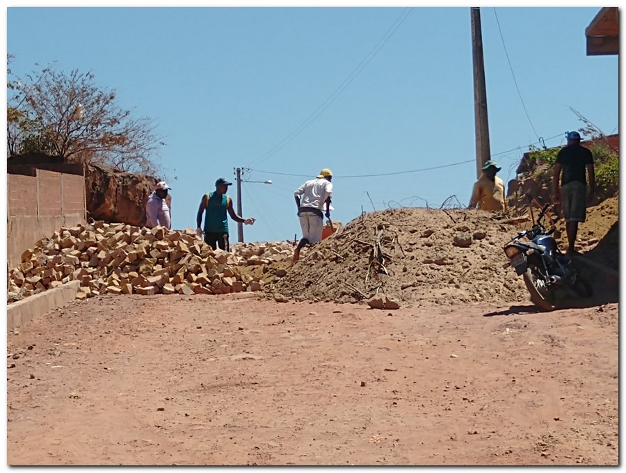 Prefeitura de Inhuma da continuidade ao calçamento da Rua Antônio de Deus - Imagem 2