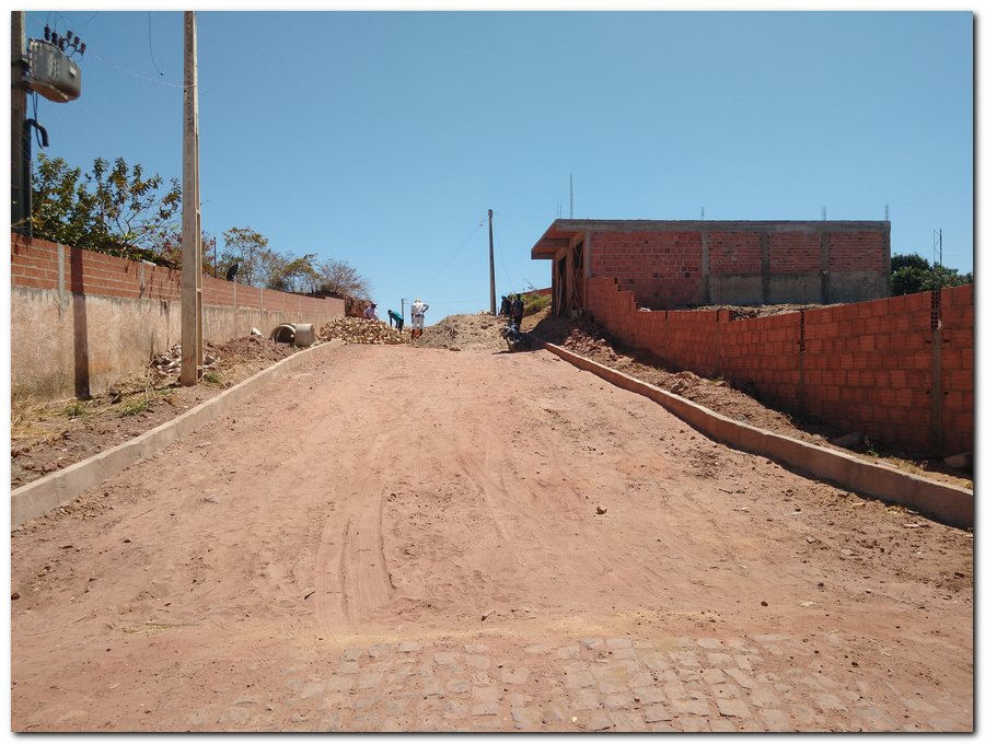 Prefeitura de Inhuma da continuidade ao calçamento da Rua Antônio de Deus - Imagem 1