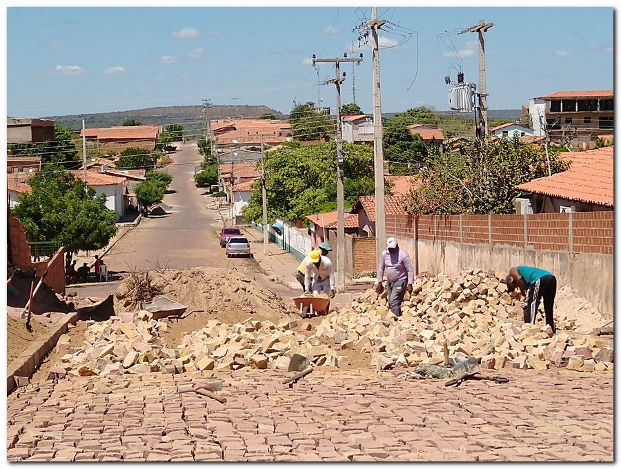 Prefeitura de Inhuma da continuidade ao calçamento da Rua Antônio de Deus - Imagem 4
