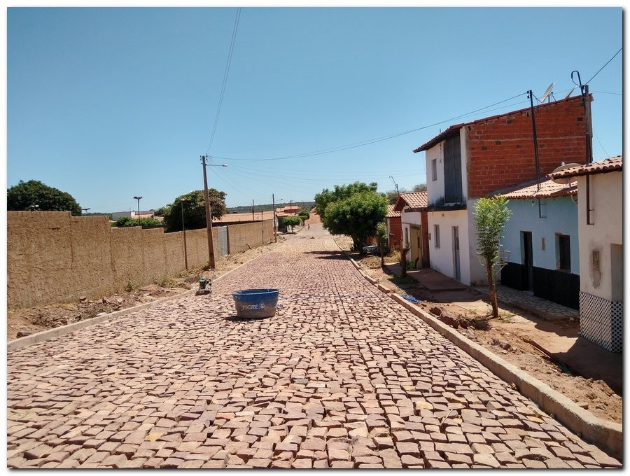 Prefeitura de Inhuma da continuidade ao calçamento da Rua Antônio de Deus