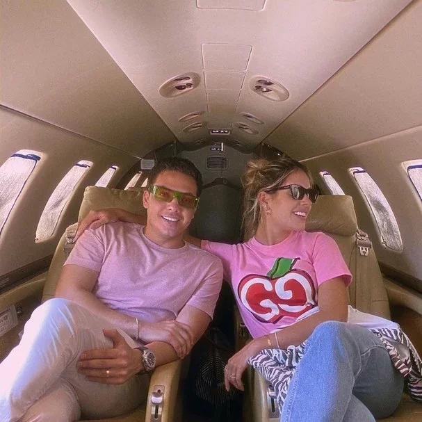 Thyane e Wesley Safadão viajam usando rosa no jatinho do casal; fotos - imagem 25705