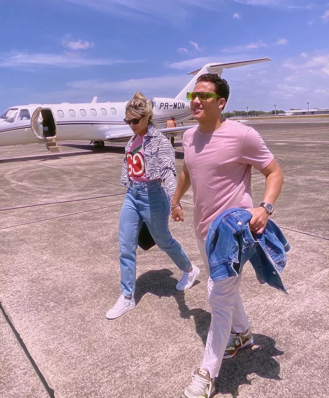 Thyane e Wesley Safadão viajam usando rosa no jatinho do casal; fotos - imagem 25707