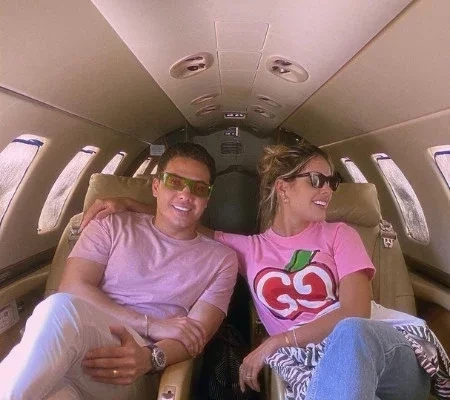 Thyane e Wesley Safadão viajam usando rosa no jatinho do casal; fotos