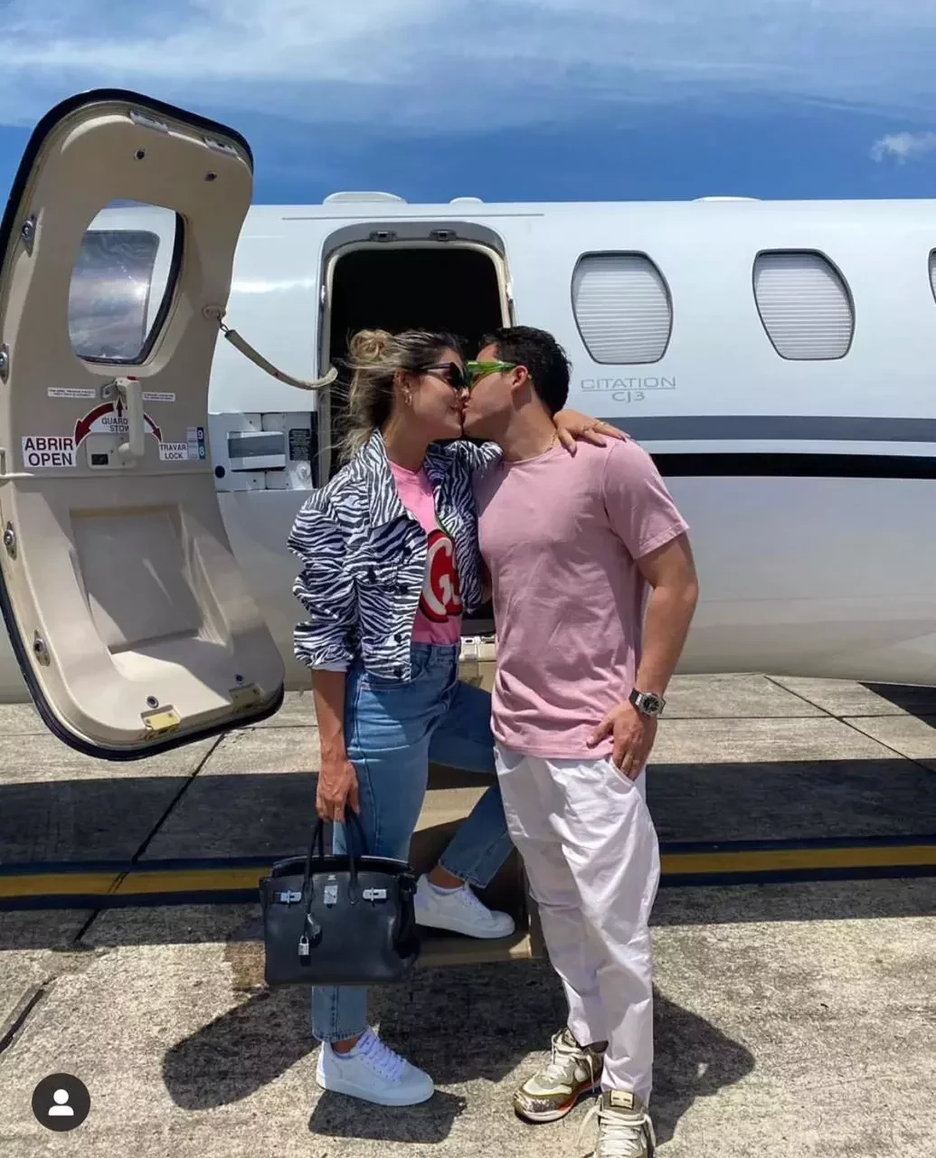 Thyane e Wesley Safadão viajam usando rosa no jatinho do casal; fotos - imagem 25709