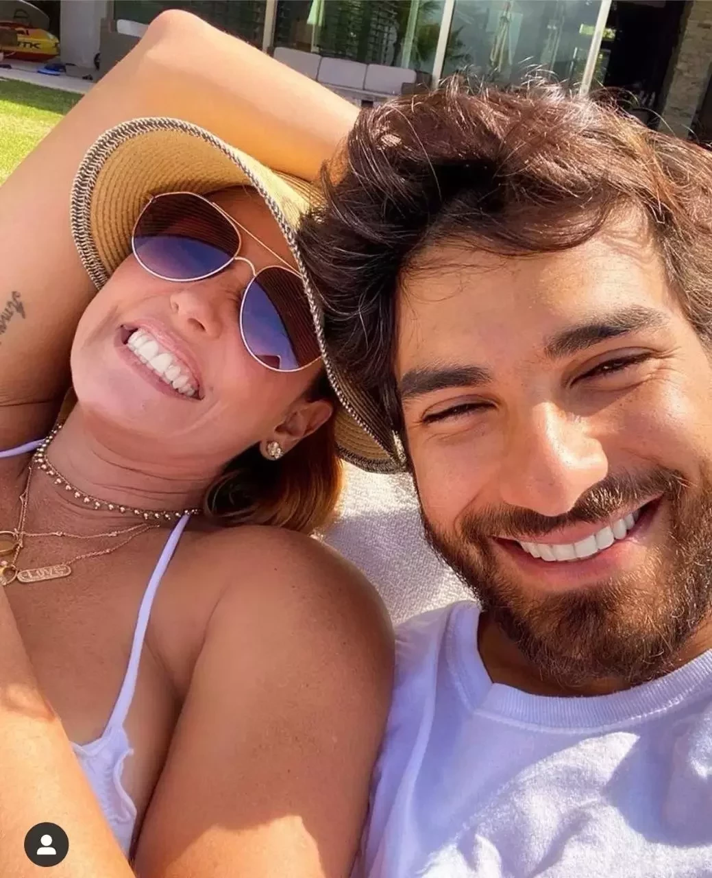 Deborah Secco faz ensaio sexy na frente do marido e perde concentração - imagem 26100