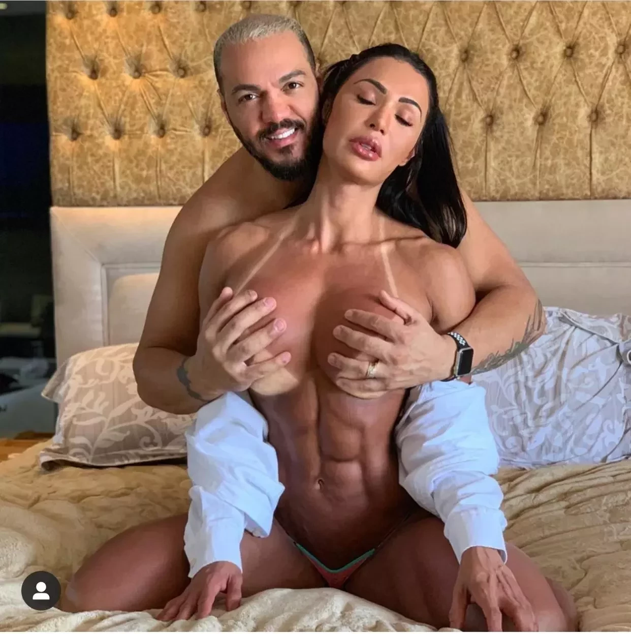 De pernas abertas, Gracyanne exibe virilha em look transparente branco - imagem 27359