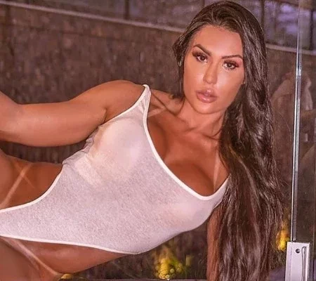De pernas abertas, Gracyanne exibe virilha em look transparente branco