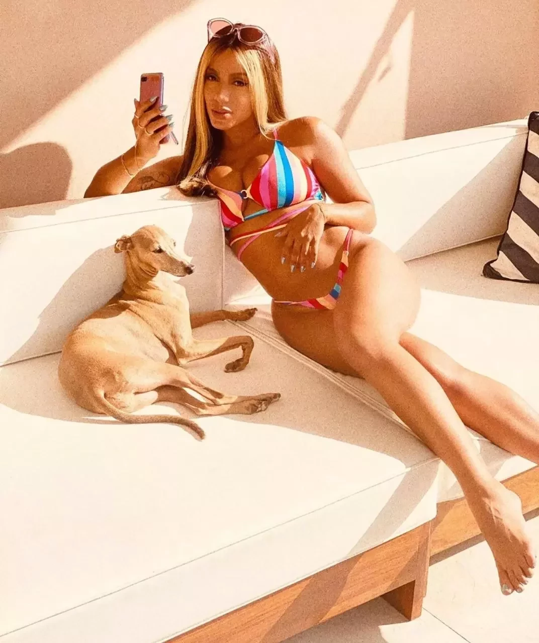 Anitta, de franja loira, posta fotos de biquíni cavado e exibe corpão - imagem 26256