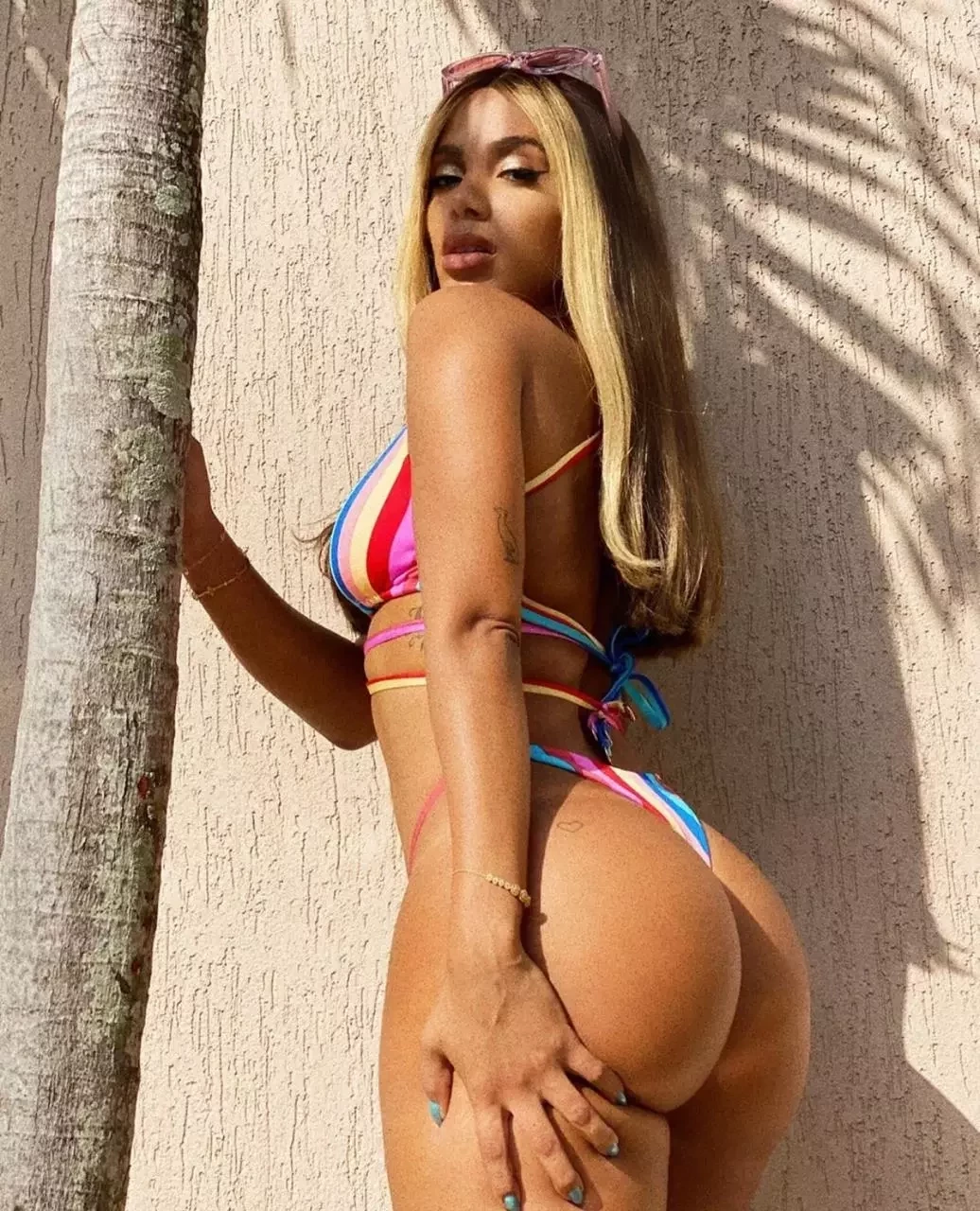 Anitta, de franja loira, posta fotos de biquíni cavado e exibe corpão - imagem 26253