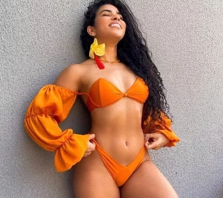 Ex-BBB Elana posa de biquíni e ostenta barriga sarada e pernões; fotos