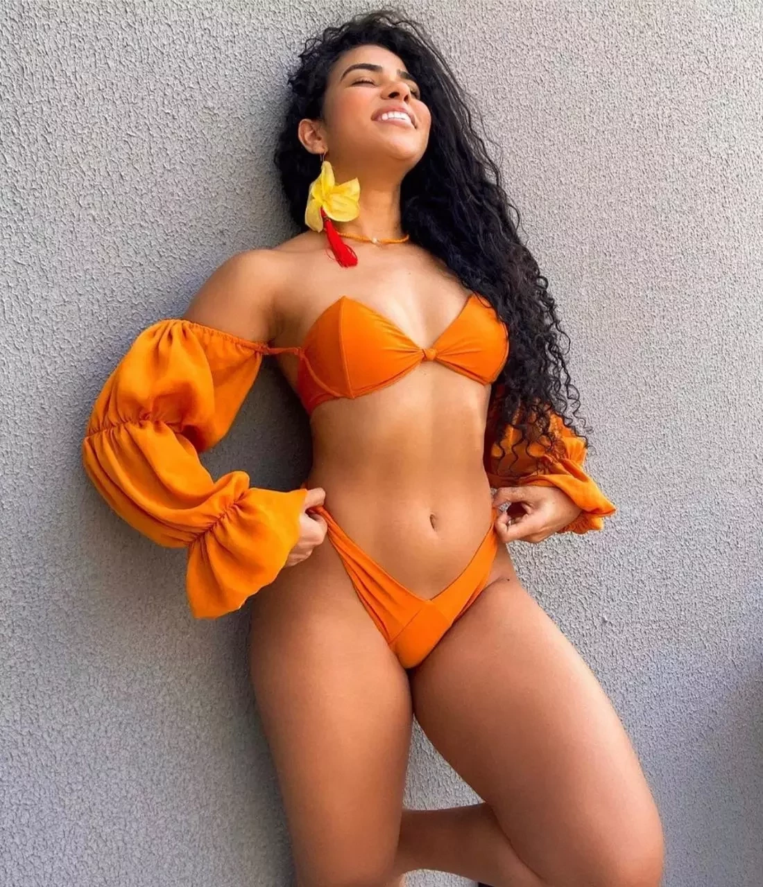 Ex-BBB Elana posa de biquíni e ostenta barriga sarada e pernões; fotos - imagem 26434