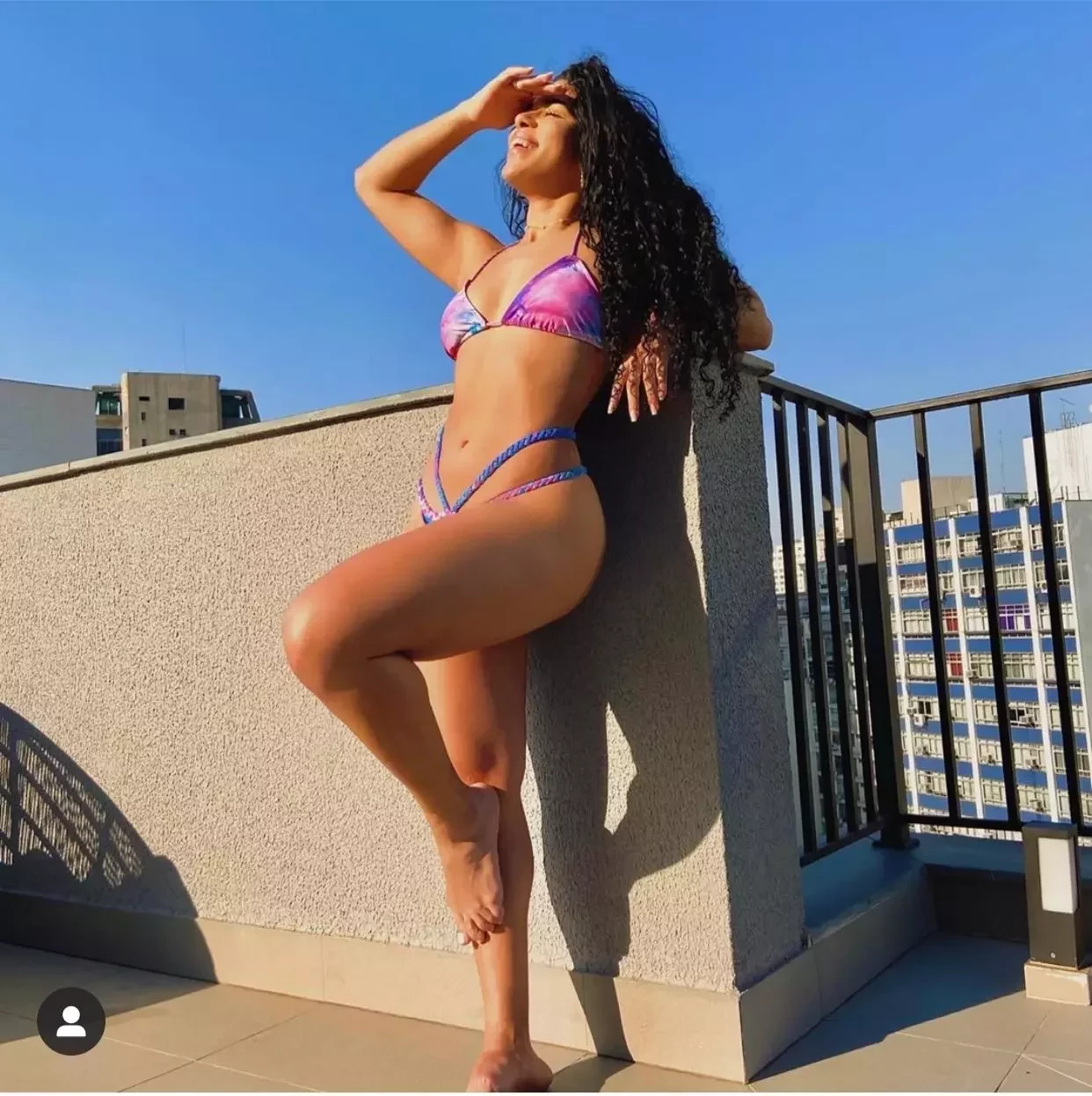 Ex-BBB Elana posa de biquíni e ostenta barriga sarada e pernões; fotos - imagem 26436