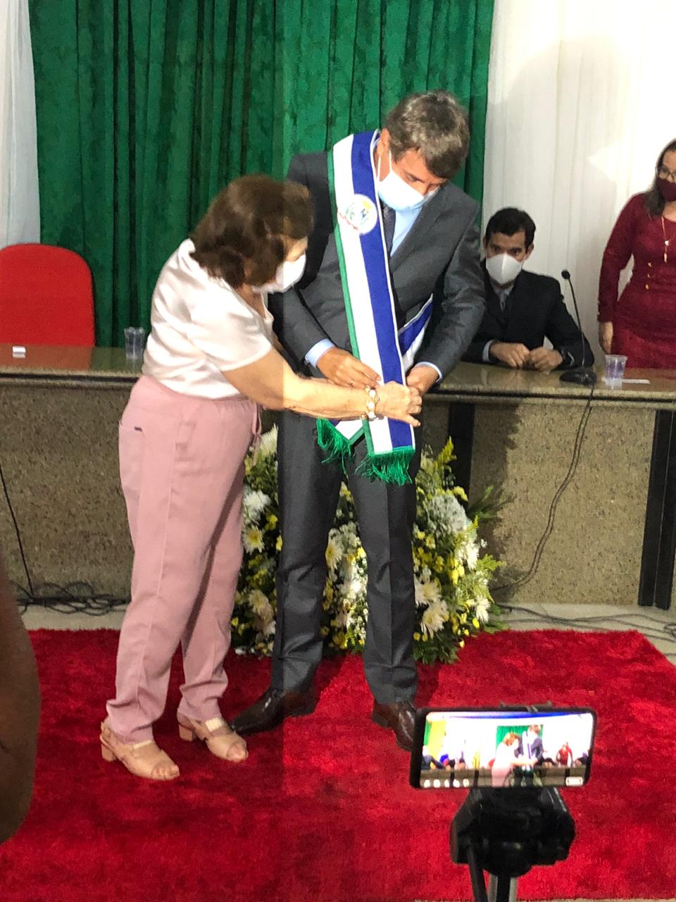 Dona Gilda Carvalho enfaixa seu filho João Luiz, reeleito prefeito de Monsenhor Gil - Imagem 6