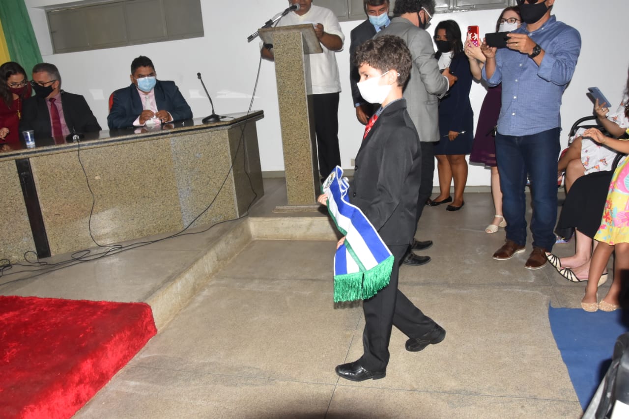 Dona Gilda Carvalho enfaixa seu filho João Luiz, reeleito prefeito de Monsenhor Gil - Imagem 17