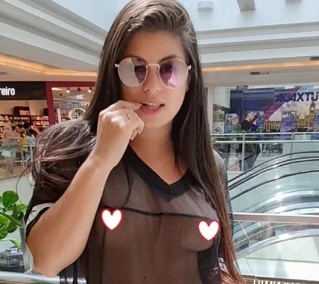 Atriz pornô fica nua em shopping, posta foto e causa alvoroço na web