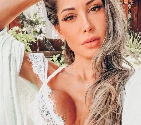 Mayra Cardi posta fotos nua e relata ano novo sozinha no mato 