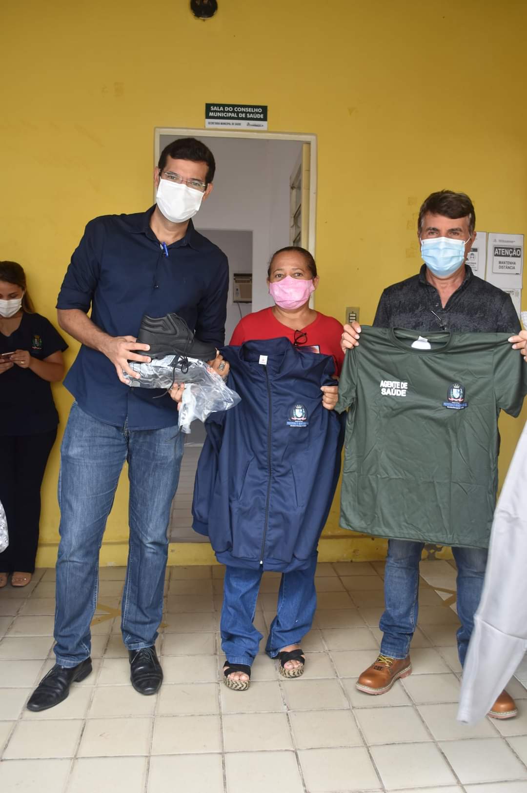 Prefeito João Luiz faz entrega de fardamento para profissionais da saúde e materiais para a vacinação contra a Covid-19 - Imagem 7