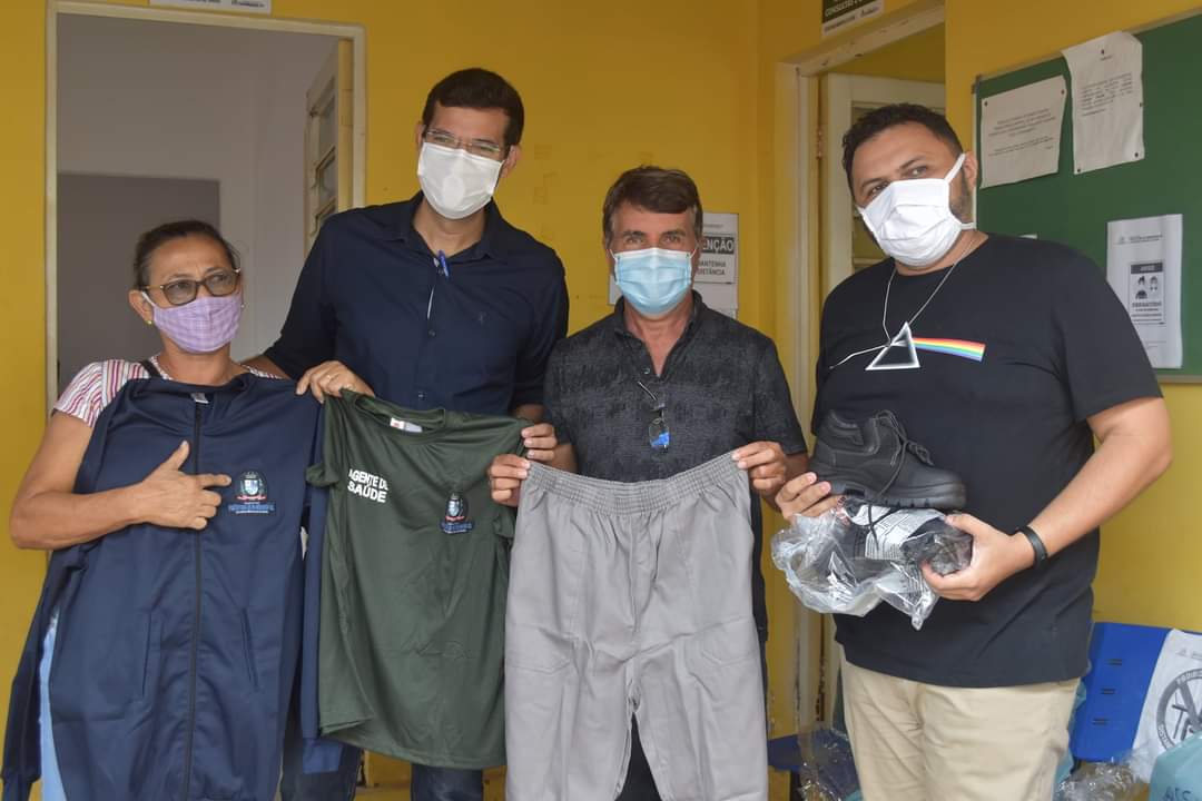Prefeito João Luiz faz entrega de fardamento para profissionais da saúde e materiais para a vacinação contra a Covid-19 - Imagem 8