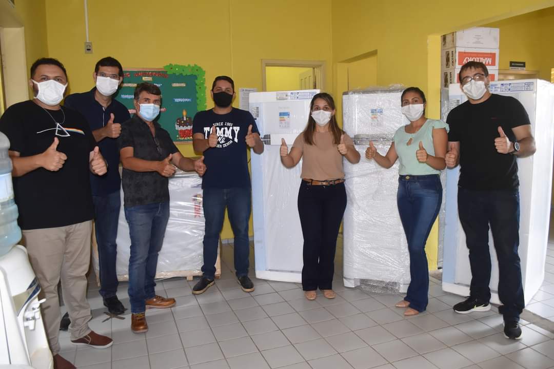 Prefeito João Luiz faz entrega de fardamento para profissionais da saúde e materiais para a vacinação contra a Covid-19 - Imagem 10