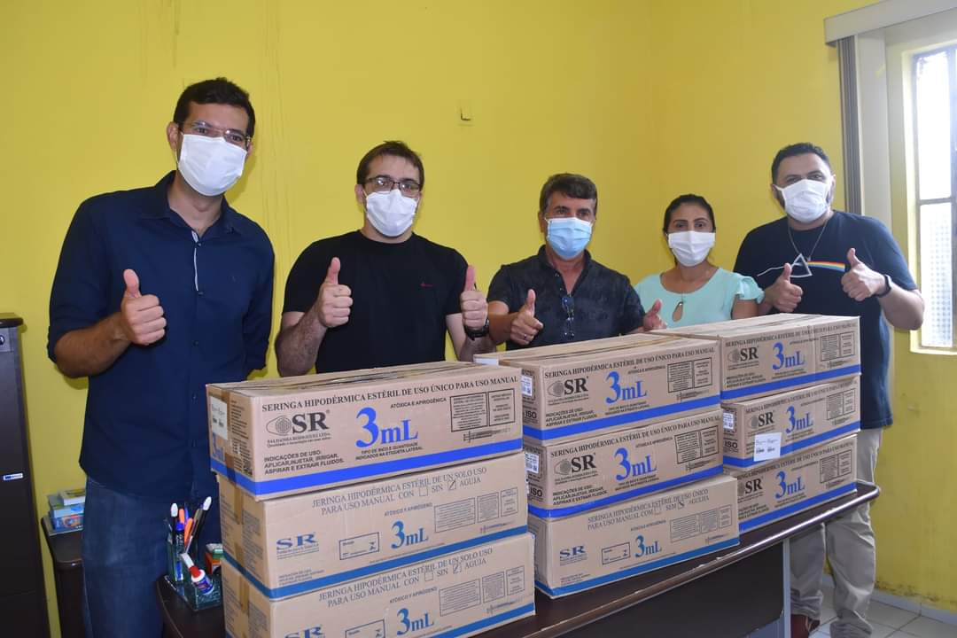Prefeito João Luiz faz entrega de fardamento para profissionais da saúde e materiais para a vacinação contra a Covid-19 - Imagem 9
