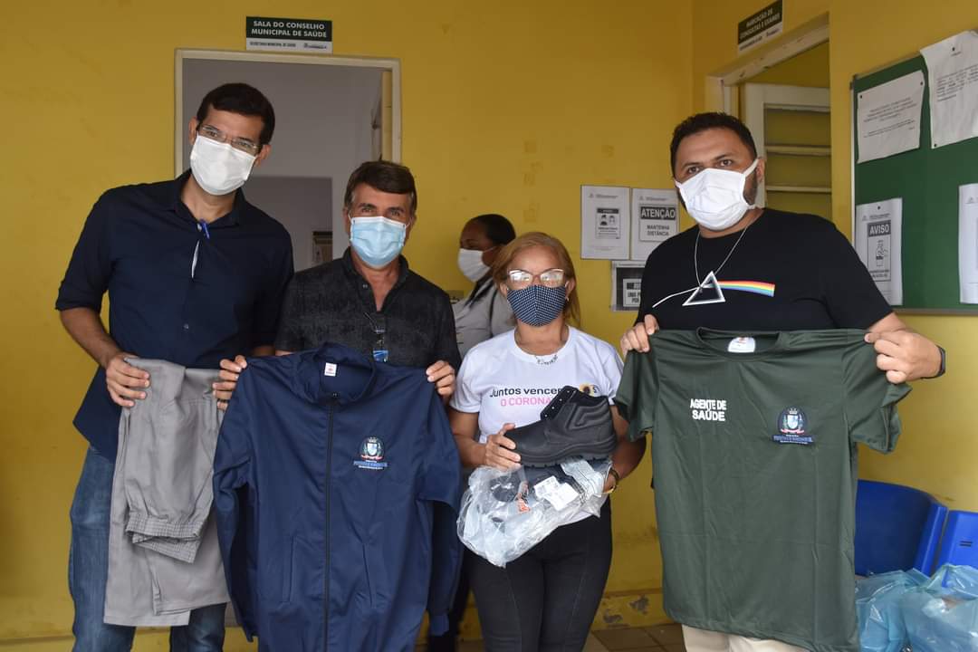 Prefeito João Luiz faz entrega de fardamento para profissionais da saúde e materiais para a vacinação contra a Covid-19 - Imagem 6