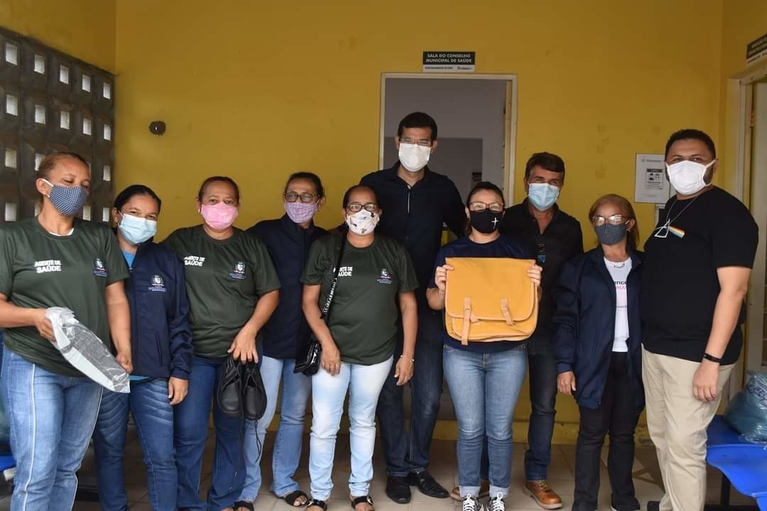 Prefeito João Luiz faz entrega de fardamento para profissionais da saúde e materiais para a vacinação contra a Covid-19