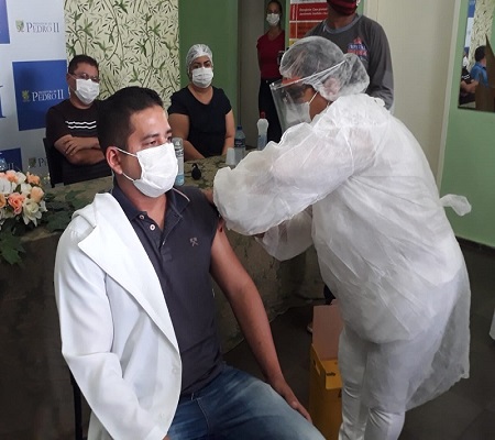 Município vacina os 05 primeiros profissionais da saúde contra a Covid-19 - Imagem 19