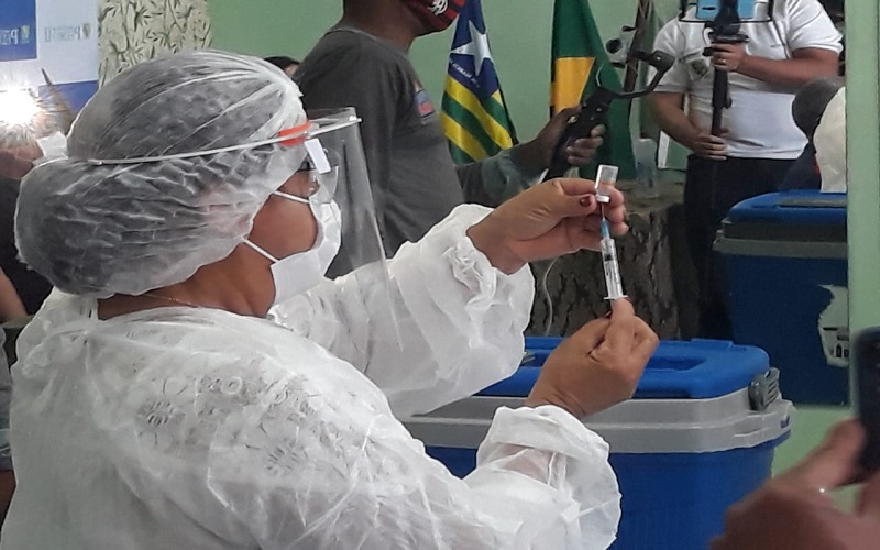 Município vacina os 05 primeiros profissionais da saúde contra a Covid-19 - Imagem 15
