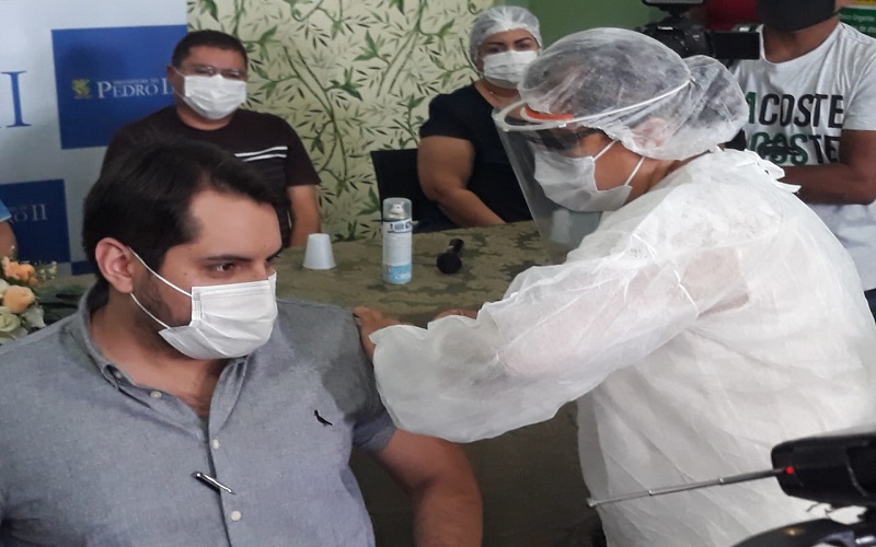 Município vacina os 05 primeiros profissionais da saúde contra a Covid-19 - Imagem 18