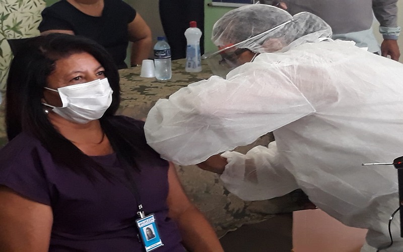 Município vacina os 05 primeiros profissionais da saúde contra a Covid-19 - Imagem 13