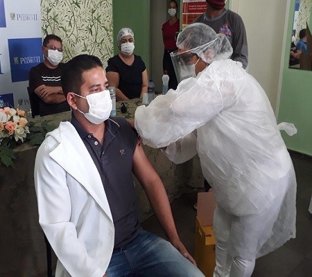 Município vacina os 05 primeiros profissionais da saúde contra a Covid-19 