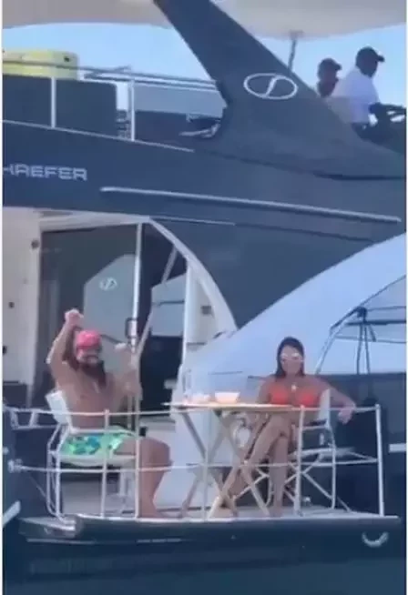 Conheça lancha de Bell Marques avaliada em R$ 7 mi; fã flagra passeio - imagem 32427