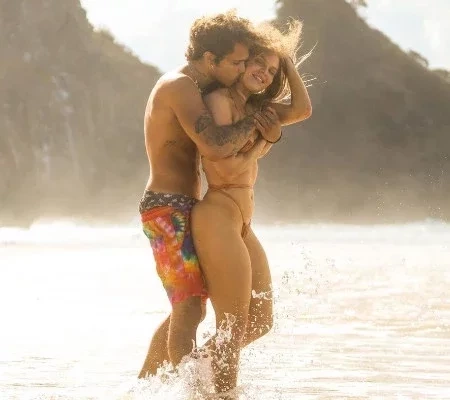 Vitão abre álbum de fotos românticas com Luísa Sonza em Noronha