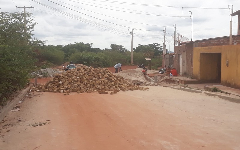 Município atende moradores da Avenida Pedro Ivo com calçamento  - Imagem 1