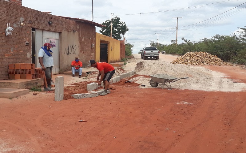 Município atende moradores da Avenida Pedro Ivo com calçamento  - Imagem 9